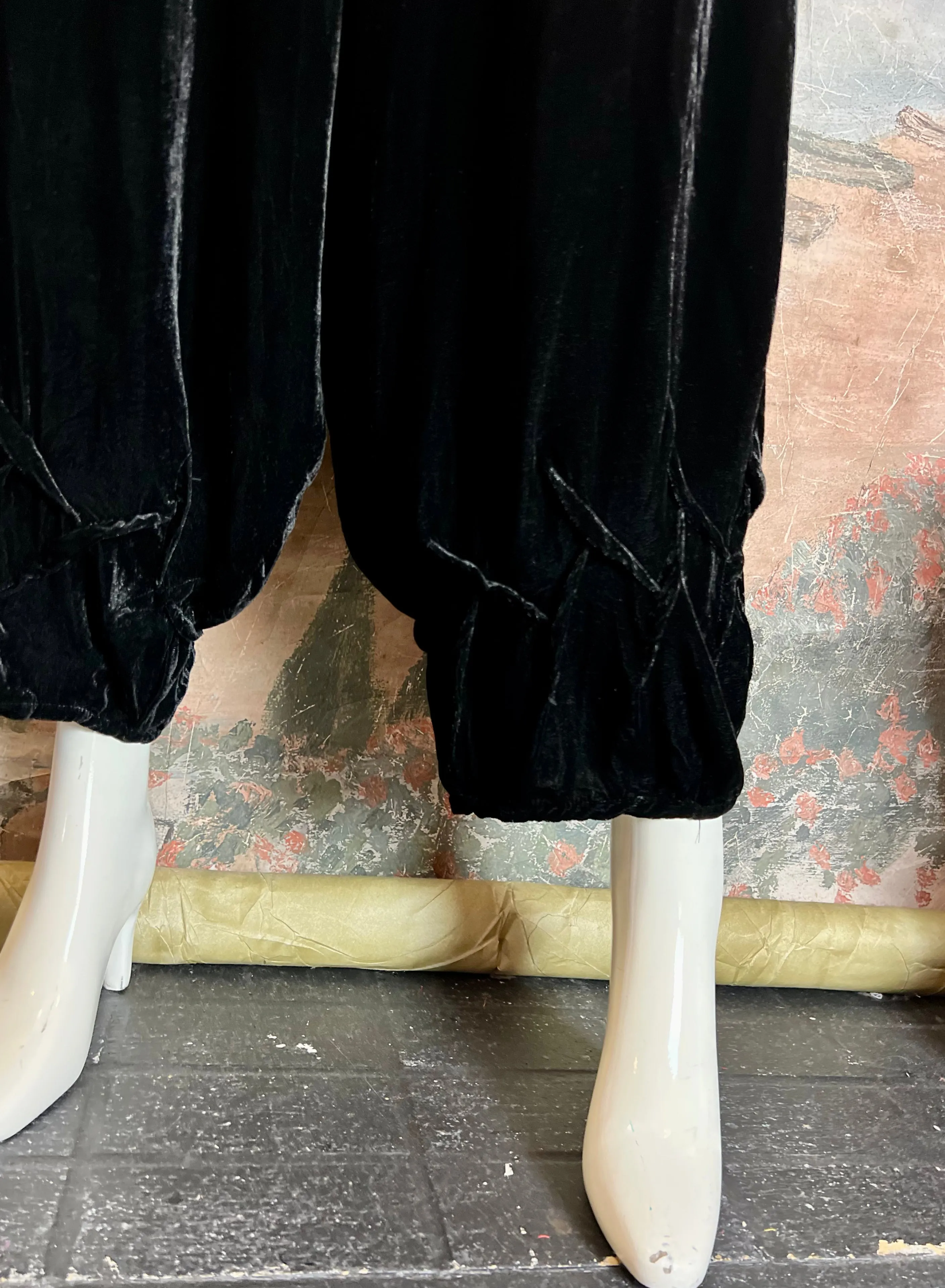 5409 Velvet Tuck Pant