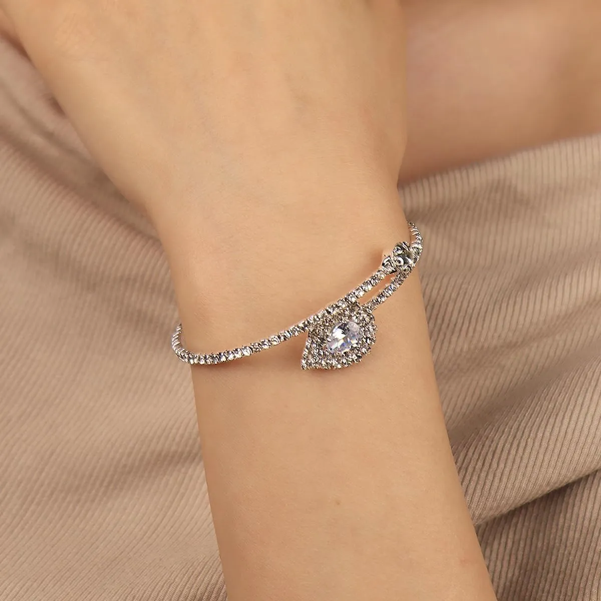 Vintage Multi-Layer Crystal Rhinestone Cuff Bracelet Sparkling Teardrop Crystals Open Cuff Wristlet Bridal Wedding Hand Accessories Prom Party Jewelry