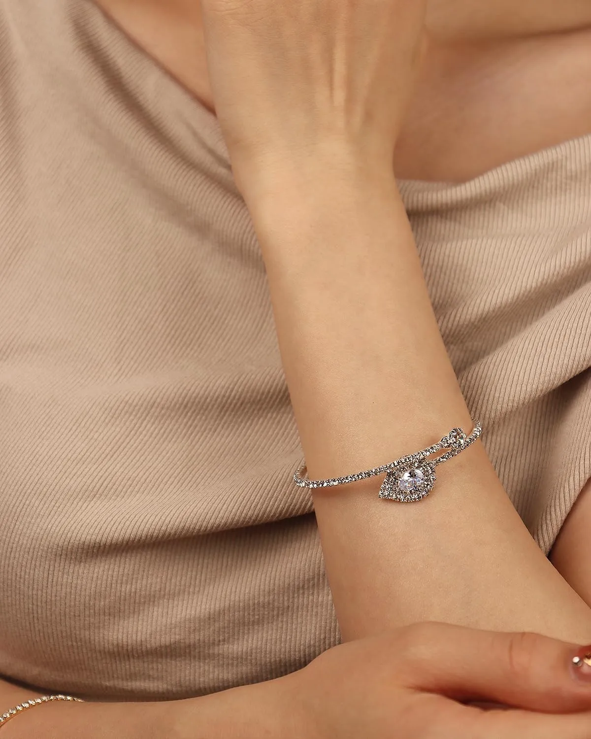 Vintage Multi-Layer Crystal Rhinestone Cuff Bracelet Sparkling Teardrop Crystals Open Cuff Wristlet Bridal Wedding Hand Accessories Prom Party Jewelry